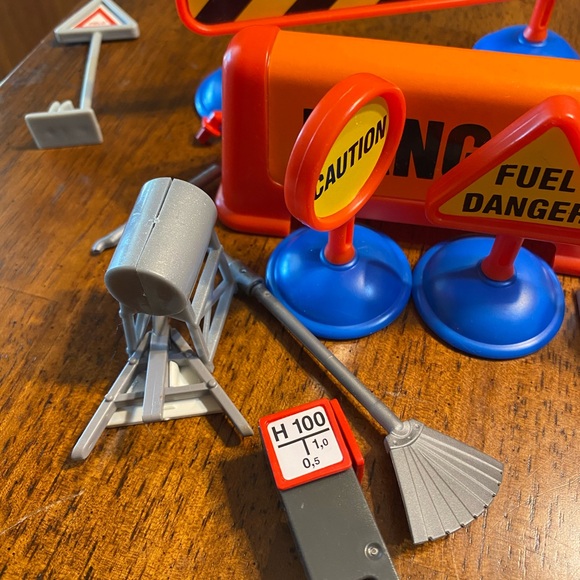 Construction signs. - Picture 3 of 5